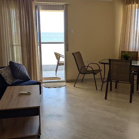 Beachfront Apartment Неа Мудания Екстериор снимка