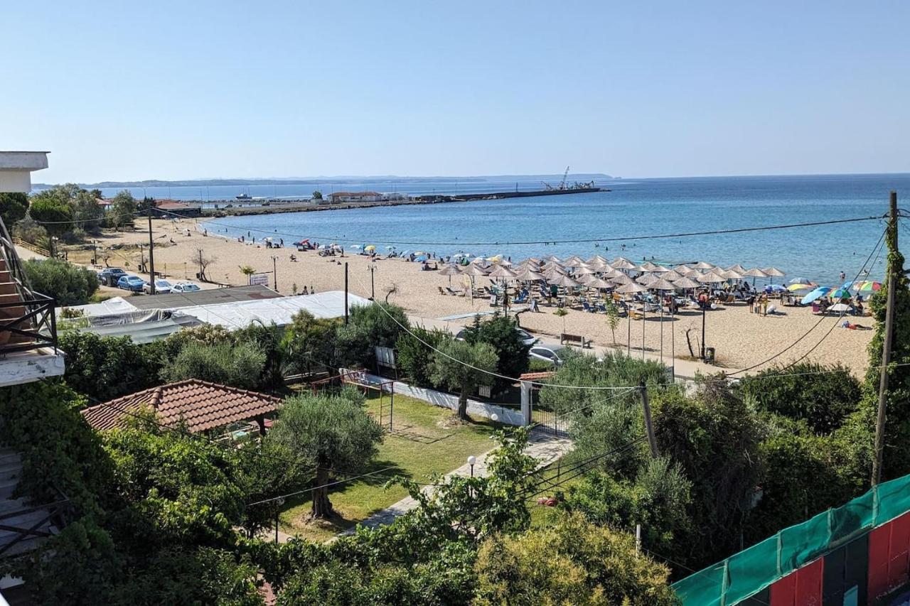 Beachfront Apartment Неа Мудания Екстериор снимка