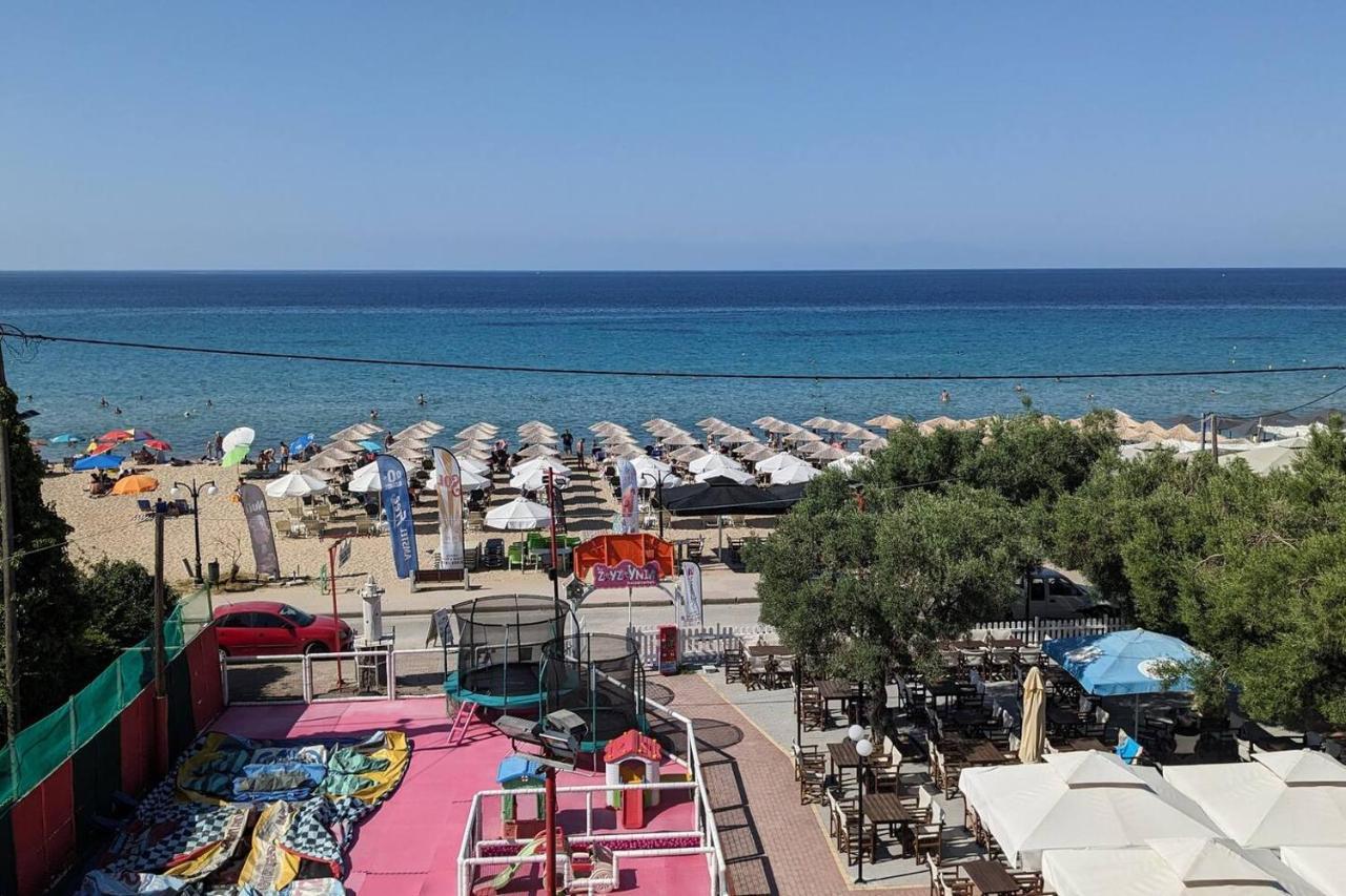 Beachfront Apartment Неа Мудания Екстериор снимка