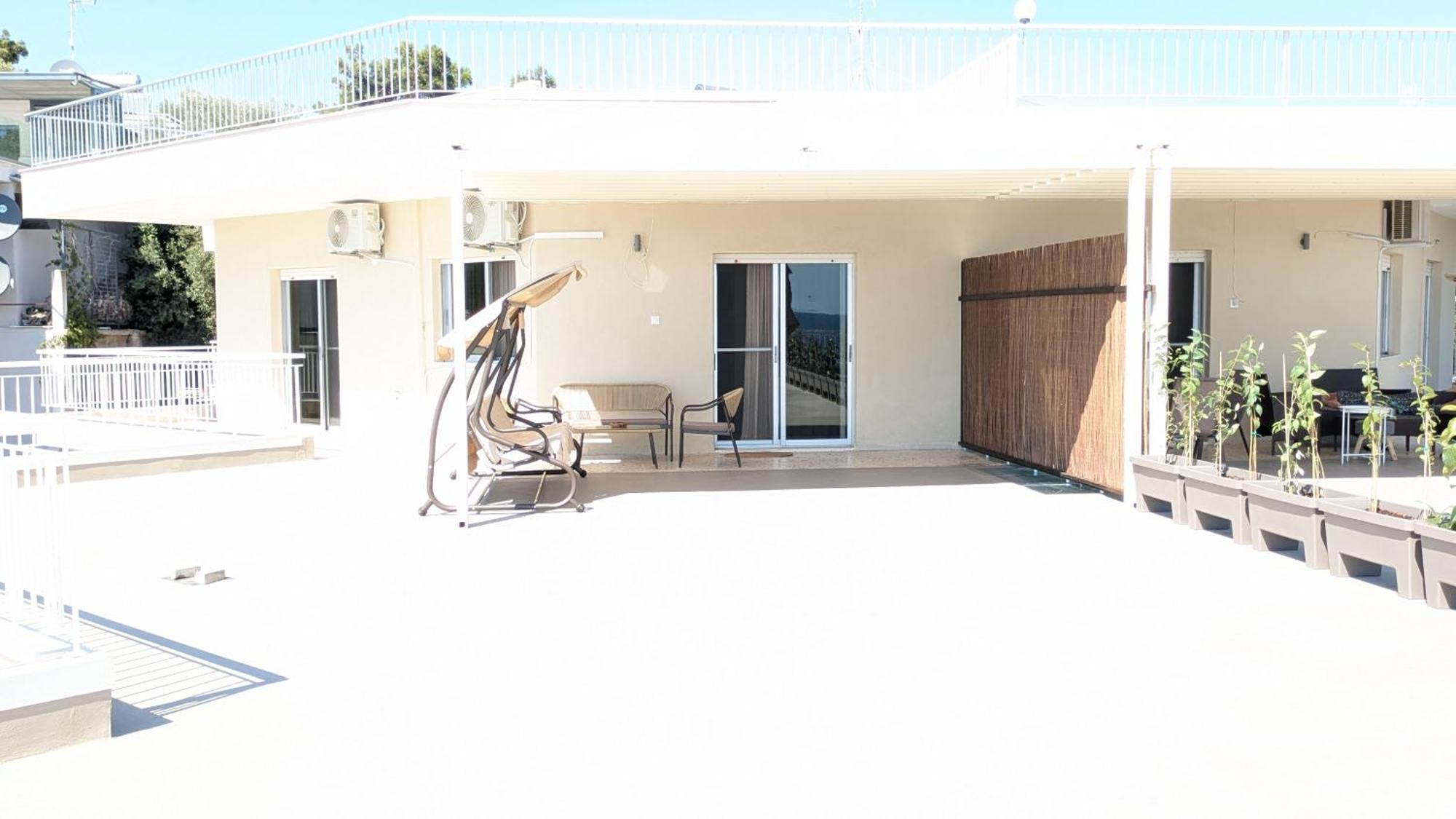 Beachfront Apartment Неа Мудания Екстериор снимка
